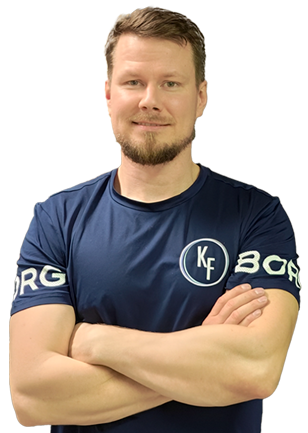 Antti Heikkinen, fysioterapeutti Kuopion Fysioterapialta, seisoo hymyillen kädet ristissä
